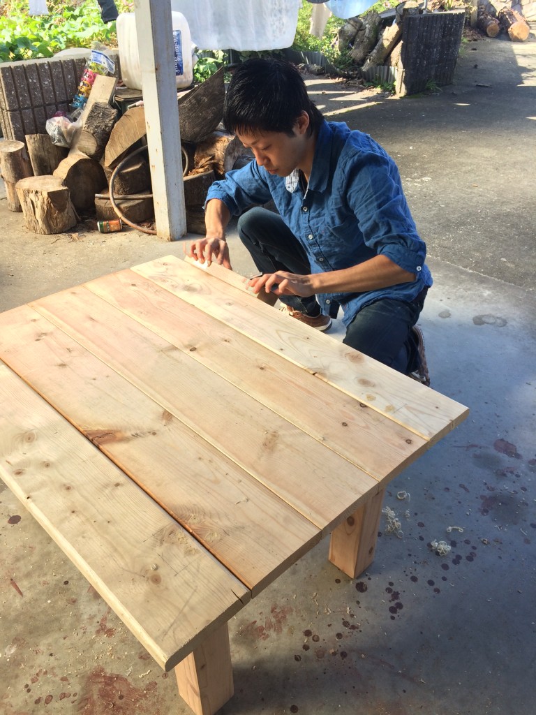 テーブルを制作する慎太さん。大工仕事も様になっています。